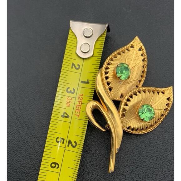 Vintage Celebrity Gold Tone Leaf Leaves Brooch Pin W Green Rhinestones  Signed - Picture 5 of 5